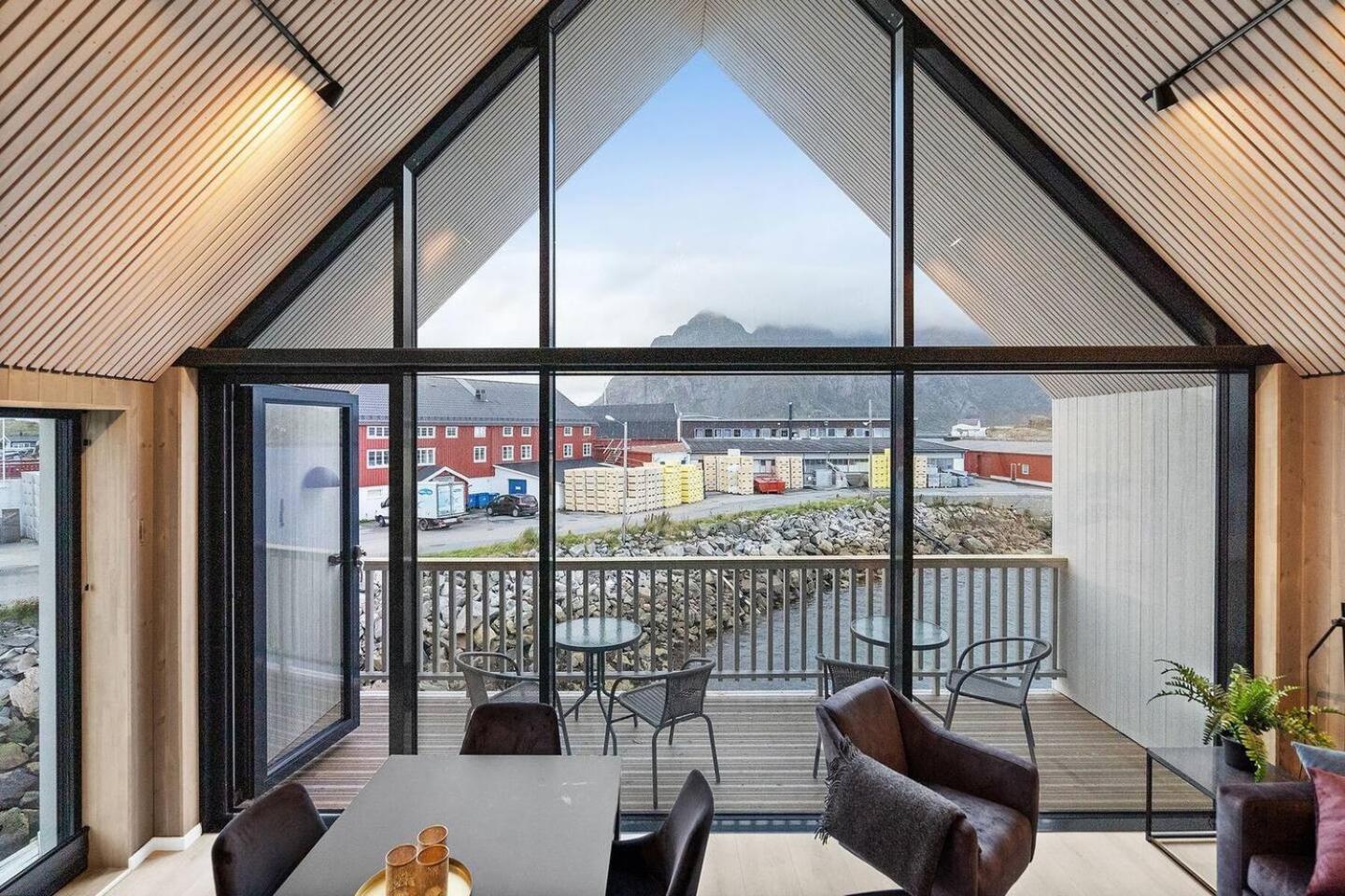 Attraktiv Leilighet Pa Kaikanten I Henningsvaer Bagian luar foto
